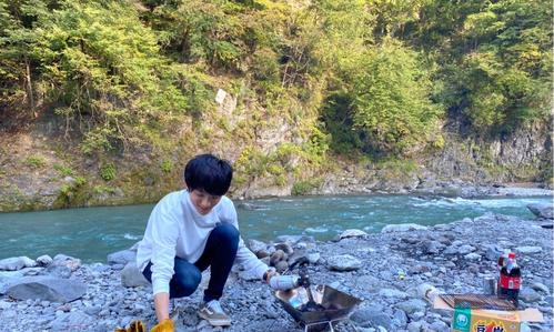 デイキャンプで食事の準備をする辰巳ゆうと