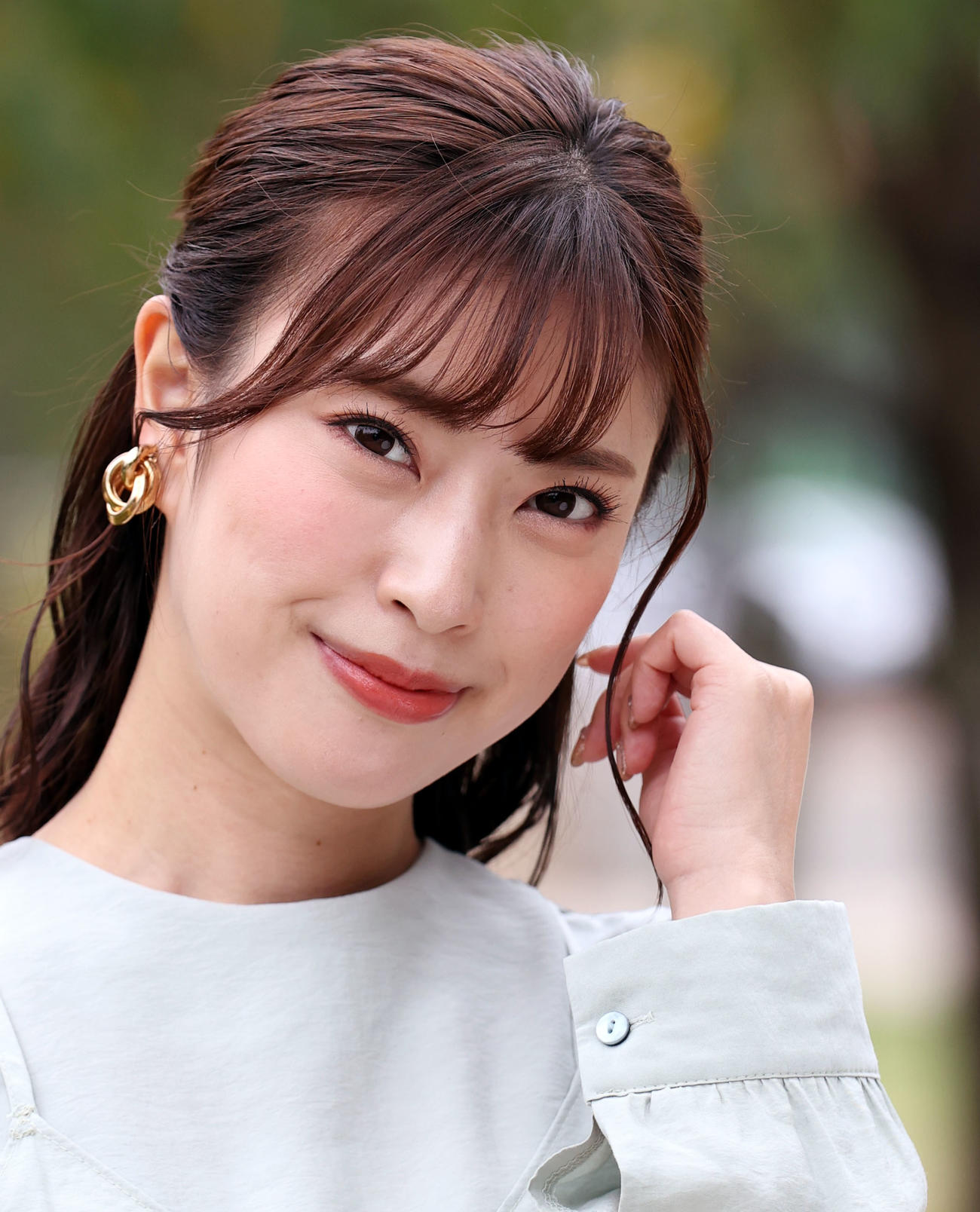 凛とした笑顔を見せる藤井香愛（撮影・狩俣裕三）