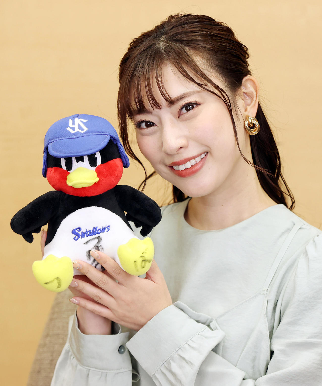 大好きなつば九郎のぬいぐるみに、思わず顔をほころばせる藤井香愛（撮影・狩俣裕三）