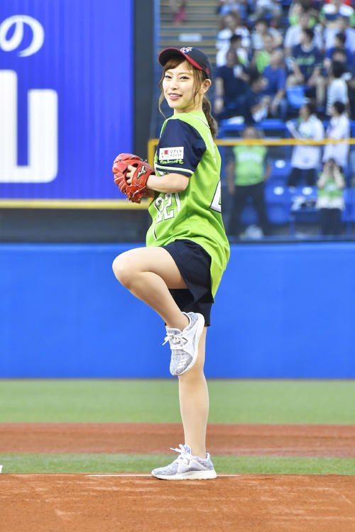 18年に神宮球場で始球式を行った藤井香愛