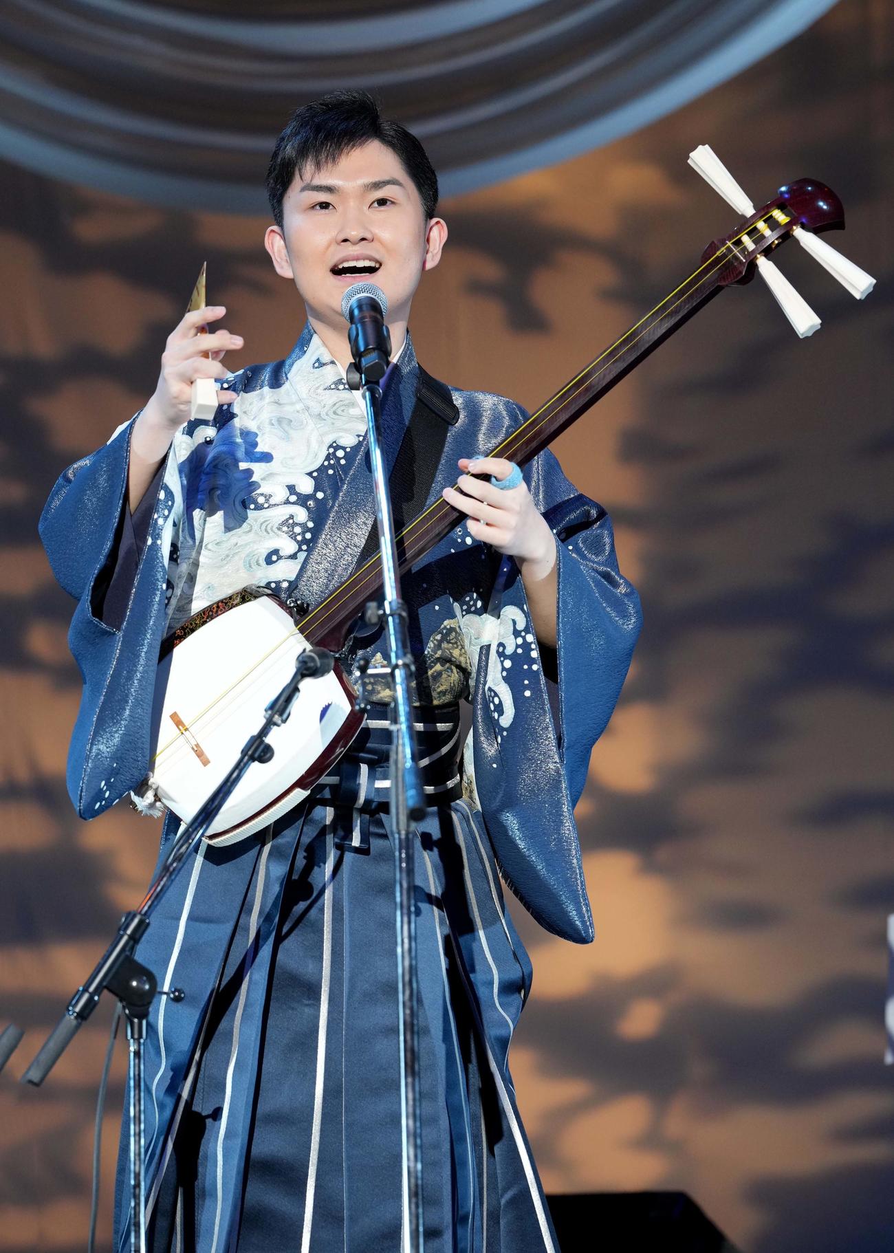 三味線演奏も披露した彩青