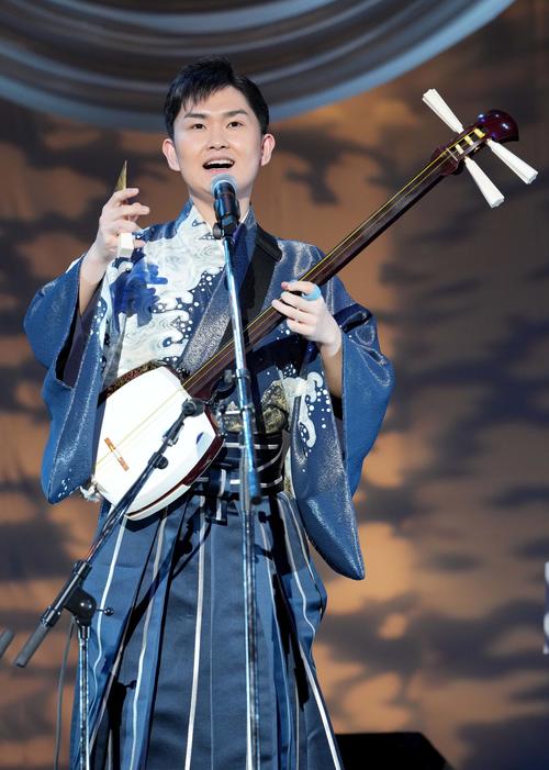 三味線演奏も披露した彩青