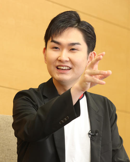 身ぶり手ぶりを交えてインタビューに応じる彩青（撮影・河野匠）