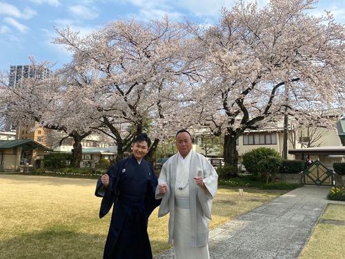 桜の木をバックに師匠細川たかし（右）とツーショットに収まる彩青