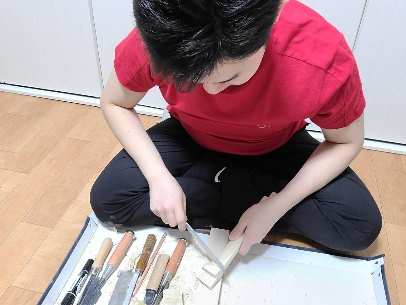 器用に尺八を作る彩青