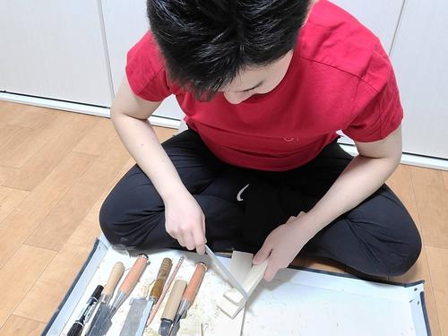 器用に尺八を作る彩青
