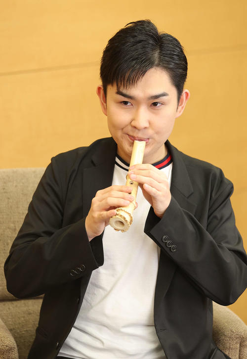 自作の尺八の音色を披露する彩青（撮影・河野匠）