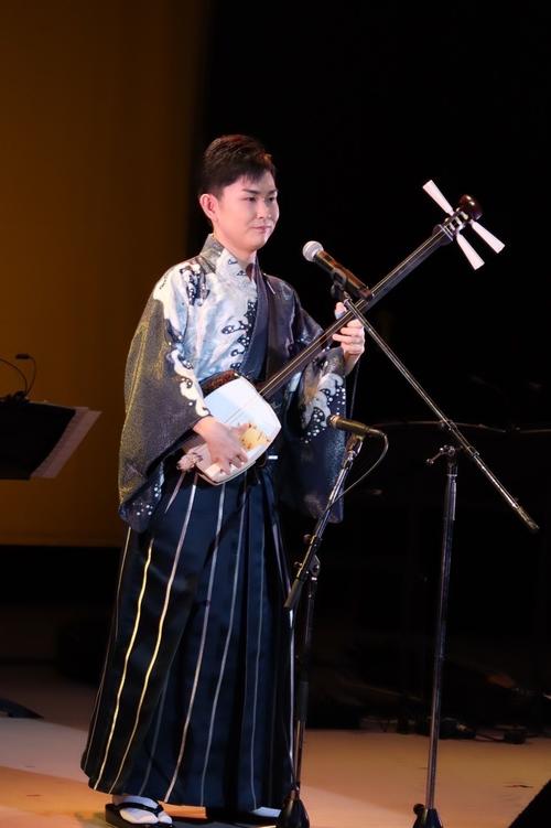 三味線を演奏しながら歌唱する彩青
