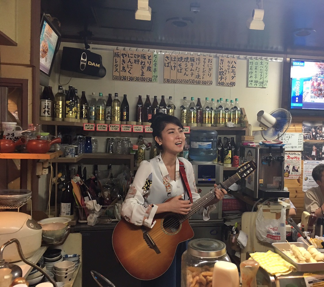 流しで訪れたお店で歌うおかゆ