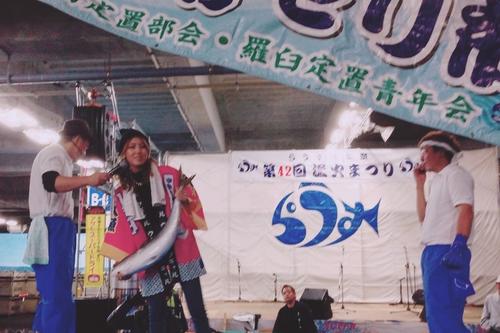 北海道・羅臼漁港の「第42回漁火まつり」にウギャルとして参加したおかゆ（左から2人目）
