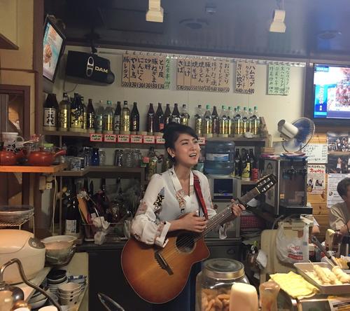 流しで訪れたお店で歌うおかゆ