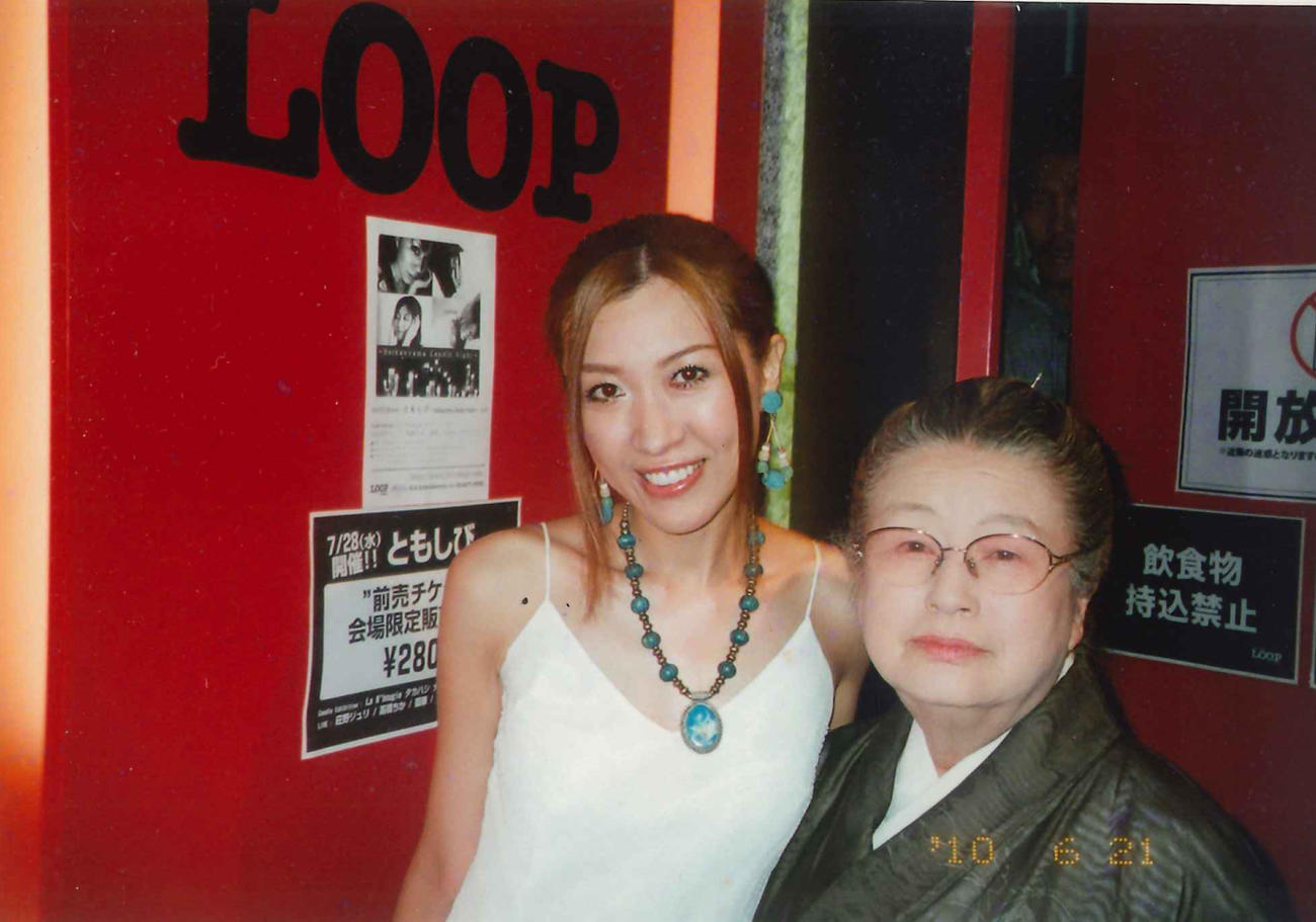蘭華（左）はライブに足を運んでくれた俳句の師匠、薬師川麻耶子さんと記念撮影