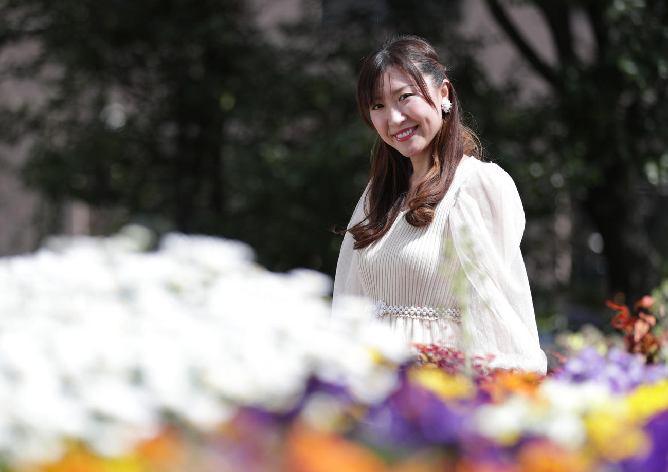 春の日差しを浴びて笑顔を見せる蘭華（撮影・河野匠）