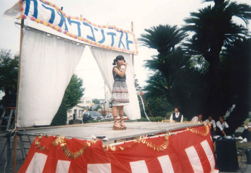蘭華は高校時代、文化祭のステージで歌っていた（提供写真）