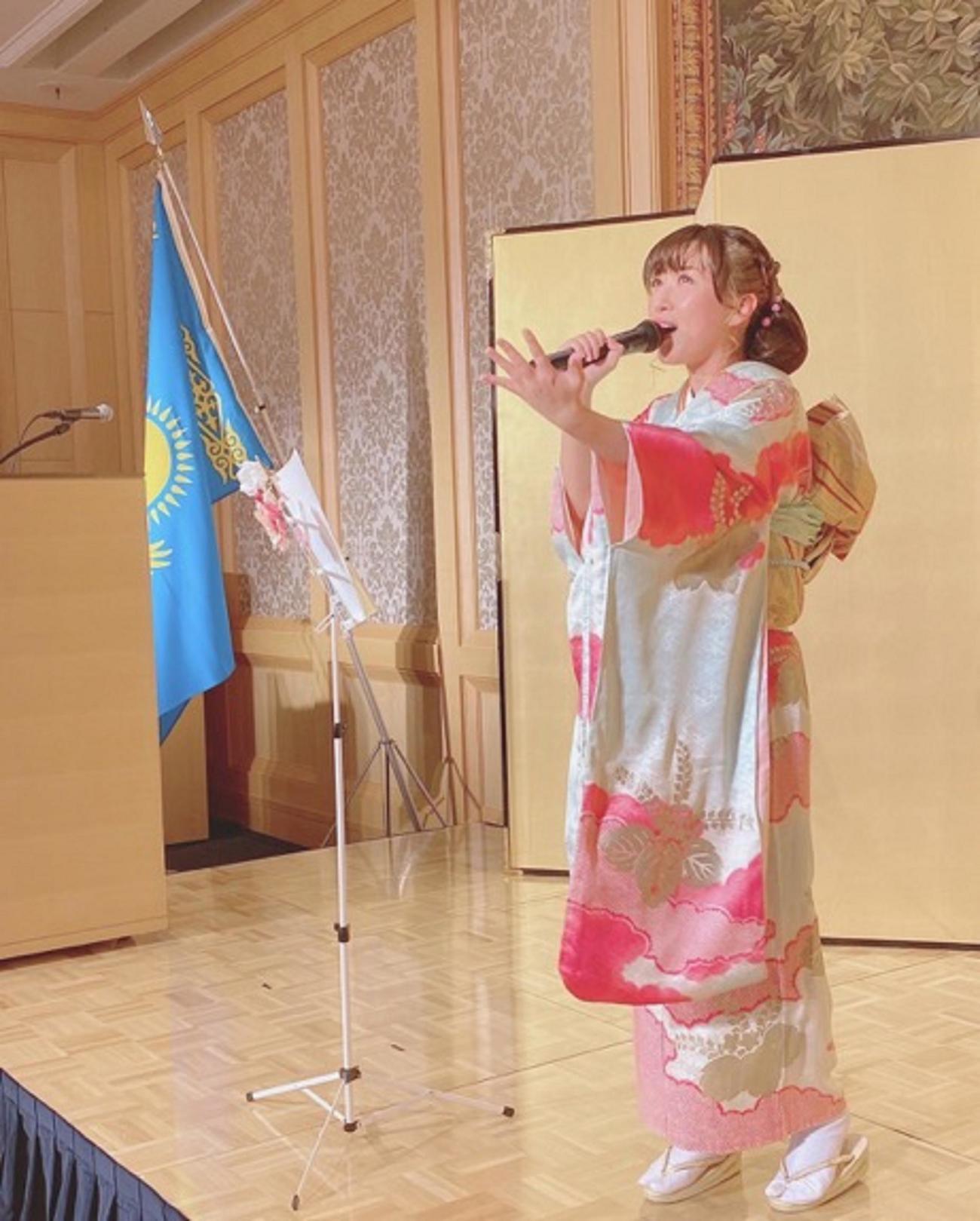 カザフスタン共和国独立30周年パーティーで歌唱する蘭華