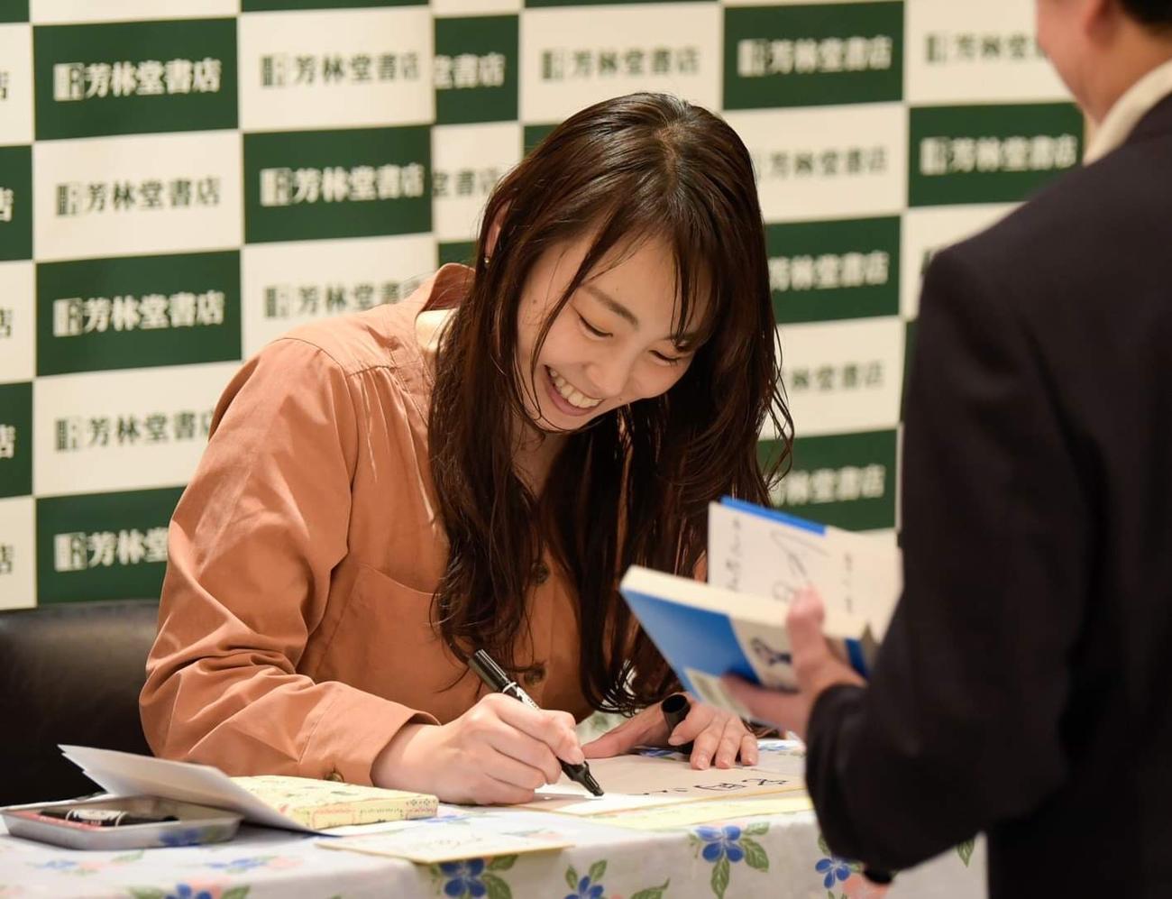 『就活のリアル '21年度版』（自由国民社）発売記念サイン会での五戸美樹（2020年1月、撮影：都筑淳）