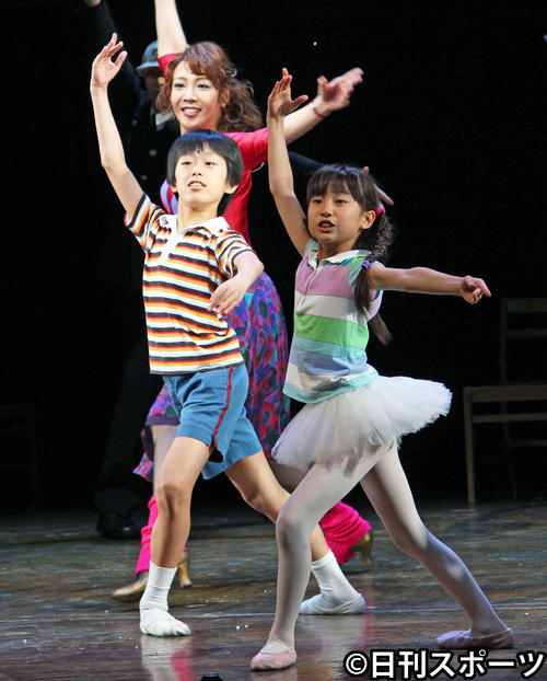 ミュージカル「ビリー・エリオット」製作発表会見でダンスを披露する子役たち。奥は柚希礼音（２０１７年７月２１日撮影）