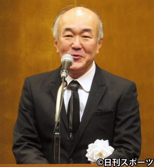 紀伊国屋演劇賞贈呈式であいさつする温水洋一（２０１８年１月３０日撮影）