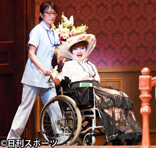 舞台「想い出のカルテット」で、車イスで演技する黒柳徹子（２０１７年９月２８日日撮影）