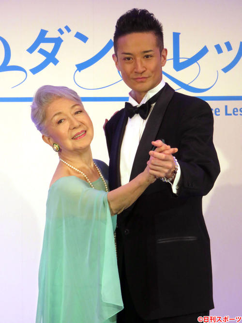 「新・６週間のダンスレッスン」の会見で草笛光子（左）と松岡昌宏