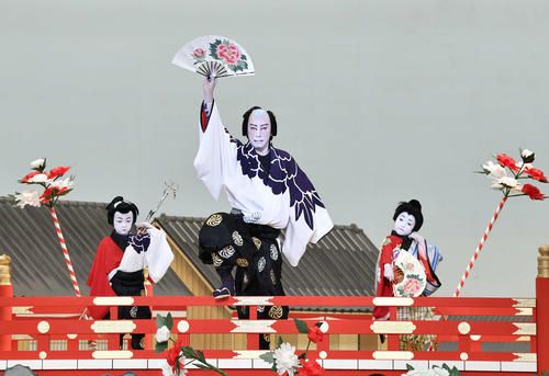 「牡丹花十一代」に出演した、左から勸玄君、市川海老蔵、麗禾ちゃん（c）松竹
