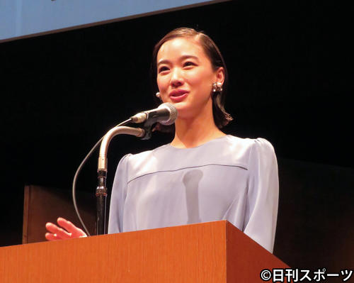 紀伊国屋演劇賞の個人賞を受賞し、あいさつする蒼井優（2019年1月30日撮影）