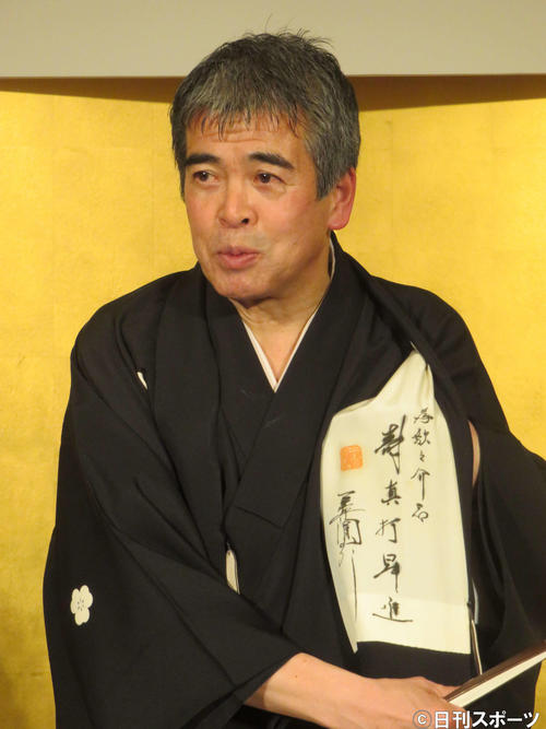 真打ち昇進時に師匠3代目円歌から贈られたサイン入り紋付きで会見した歌之介あらため4代目円歌