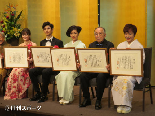 菊田一夫演劇賞を受賞した左から生田絵梨花、古川雄大、若村麻由美、橋爪功、大竹しのぶ