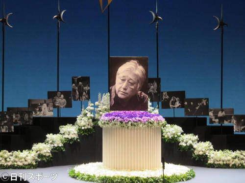 浅利慶太氏の一周忌の会の祭壇（2019年7月13日撮影）