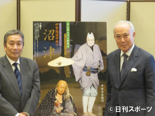 「秀山祭九月大歌舞伎」で会見する中村吉右衛門（右）と中村歌六