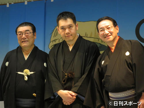 披露興行初日後に会見した神田伯山(中央）。左は師匠神田松鯉、右が春風亭昇太（2020年2月11日）