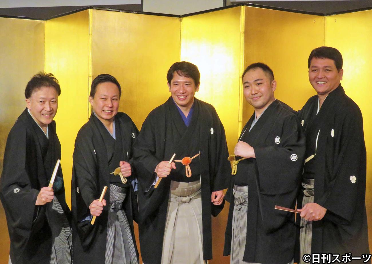 真打ちに昇進する、左から三遊亭丈助、春風亭一左、三遊亭志う歌、玉屋柳勢、三遊亭歌扇