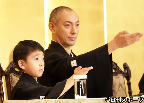 13代目市川團十郎白猿襲名披露興行狂言発表で質問する記者を指名する父市川海老蔵（右）と同じポーズでおどける堀越勸玄くん（2020年2月7日撮影）