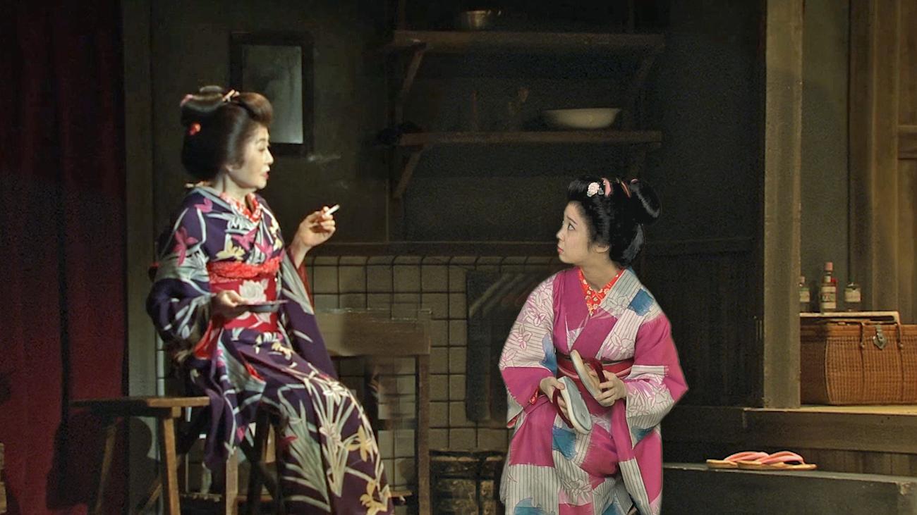 「放浪記」で映像の森光子さんと共演する上白石萌音