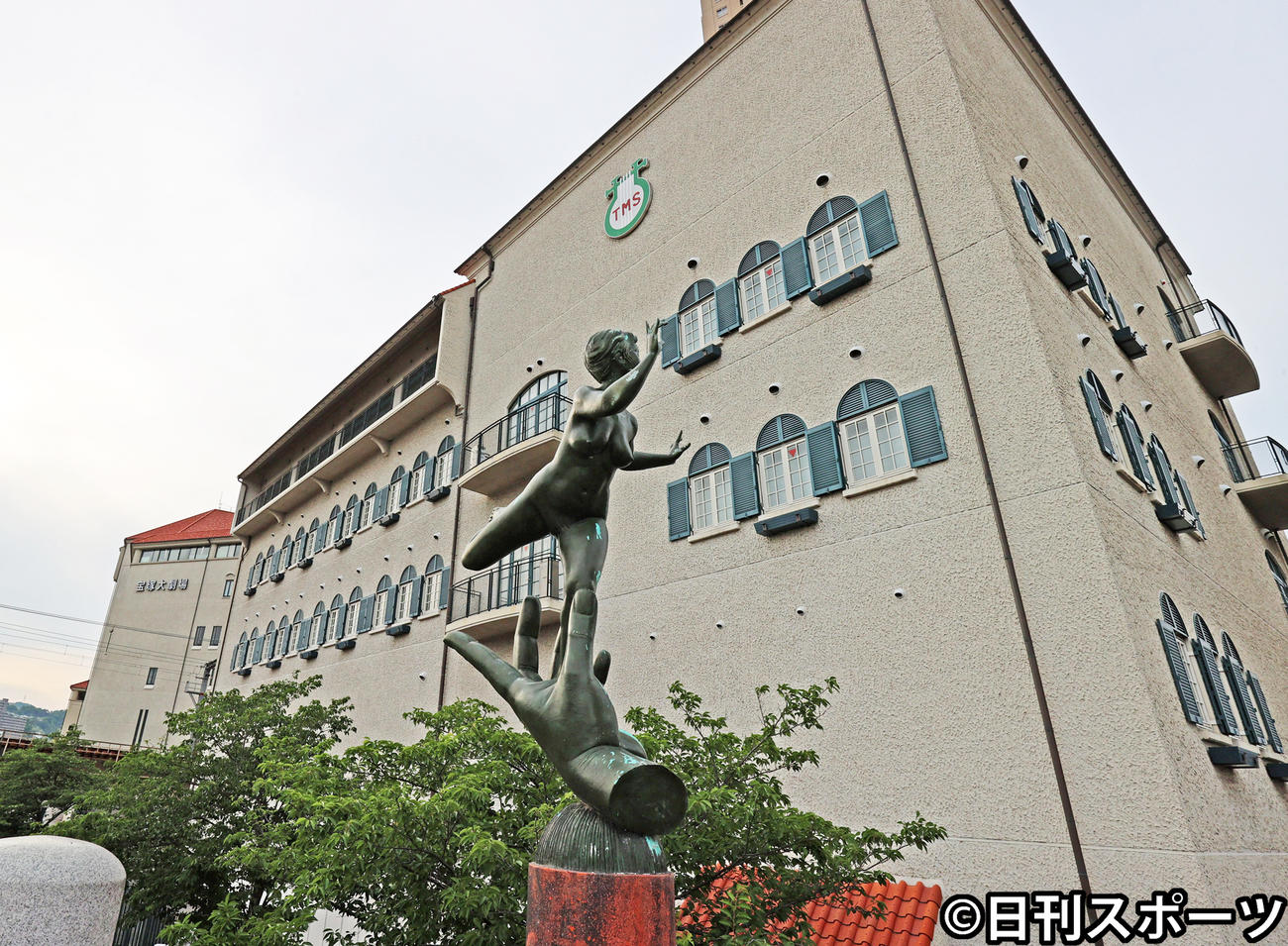 宝塚音楽学校、左奥には宝塚大劇場