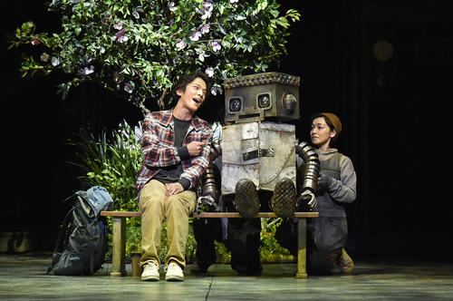 劇団四季「ロボット・イン・ザ・ガーデン」で田辺真也（左）とタング