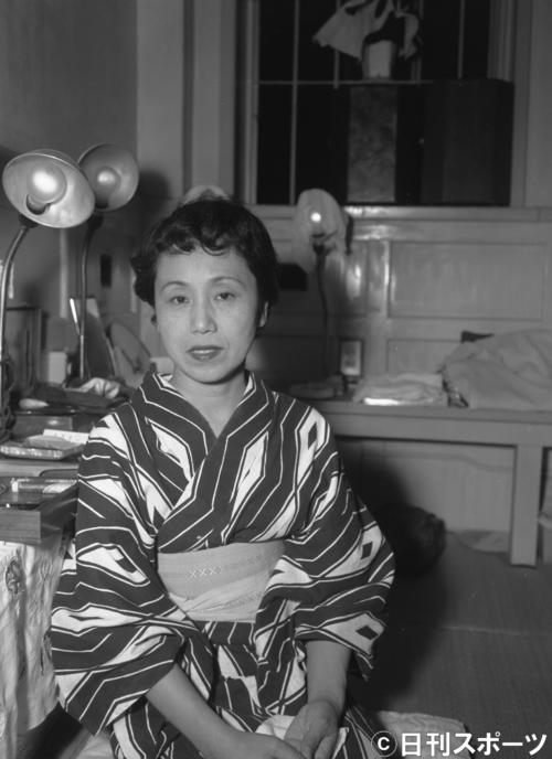 杉村春子、文学座俳優として舞台「女の一生」で公演回数は900回を超える（1954年6月21日撮影）