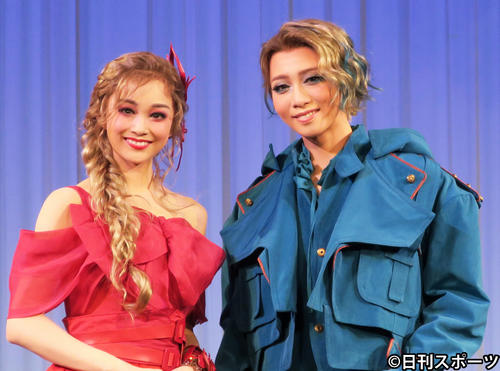 「ロミオとジュリエット」制作発表会に臨む宝塚歌劇団星組のトップコンビ、礼真琴（右）と娘役トップの舞空瞳（2020年12月11日撮影）