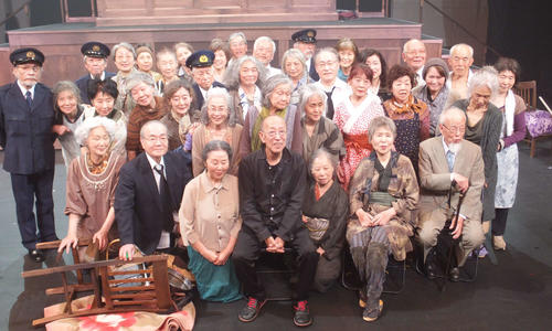蜷川幸雄氏（前列中央）が率いた高齢者演劇集団「さいたまゴールド・シアター」（13年5月撮影）