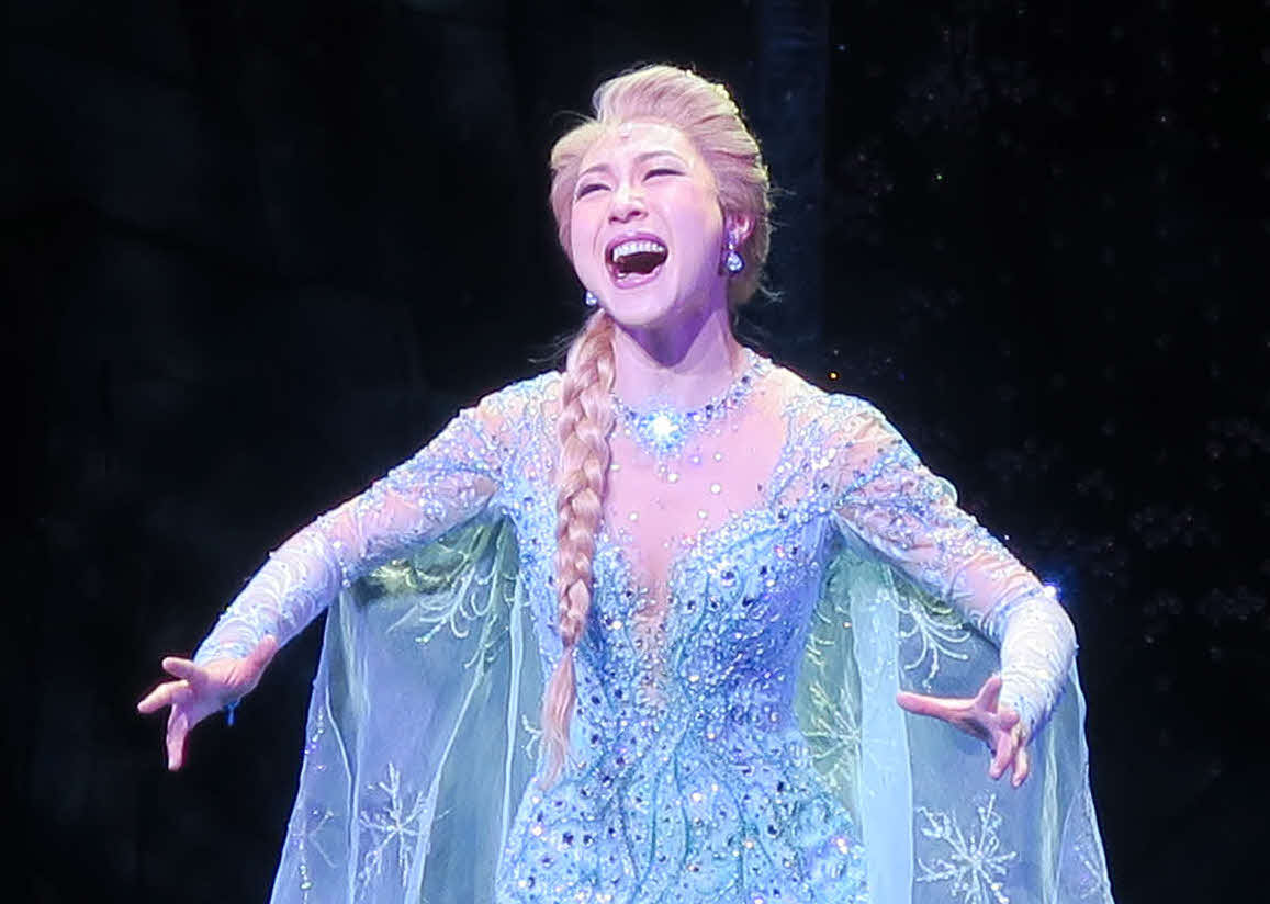 劇団四季ミュージカル「アナと雪の女王」のゲネプロで。「ありのままで」を歌うエルサ（岡本瑞恵）