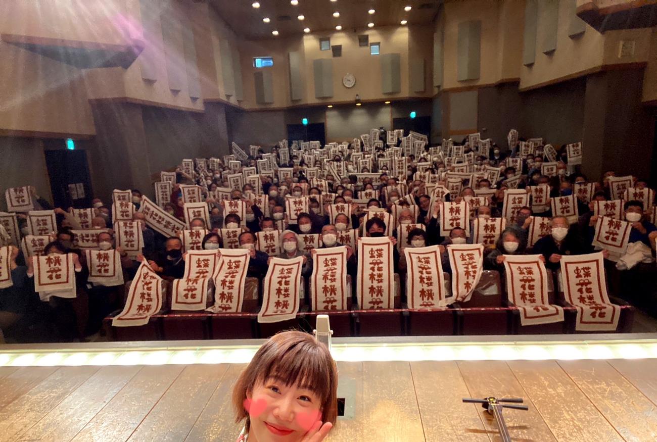 3月29日、鈴本演芸場で新真打ち昇進披露興行をおこなった、春風亭ぴっかり改め蝶花楼桃花（手前）