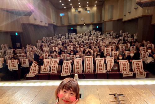 3月29日、鈴本演芸場で新真打ち昇進披露興行をおこなった、春風亭ぴっかり改め蝶花楼桃花（手前）