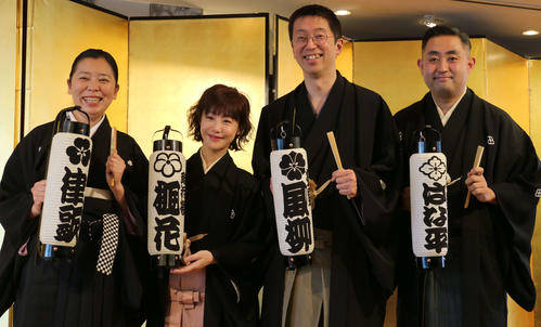 22年2月21日、落語協会の真打ち昇進会見に出席した、左から三遊亭律歌、蝶花楼桃花、柳家風柳、林家はな平