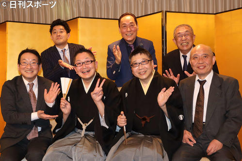 新真打ち昇進披露会見に出席した、前列左から春風亭昇太、春風亭昇也、柳若あらため春風亭柳雀、滝川鯉昇、後列左から柳亭小痴楽、桂米助、春風亭柳橋（2022年3月撮影）