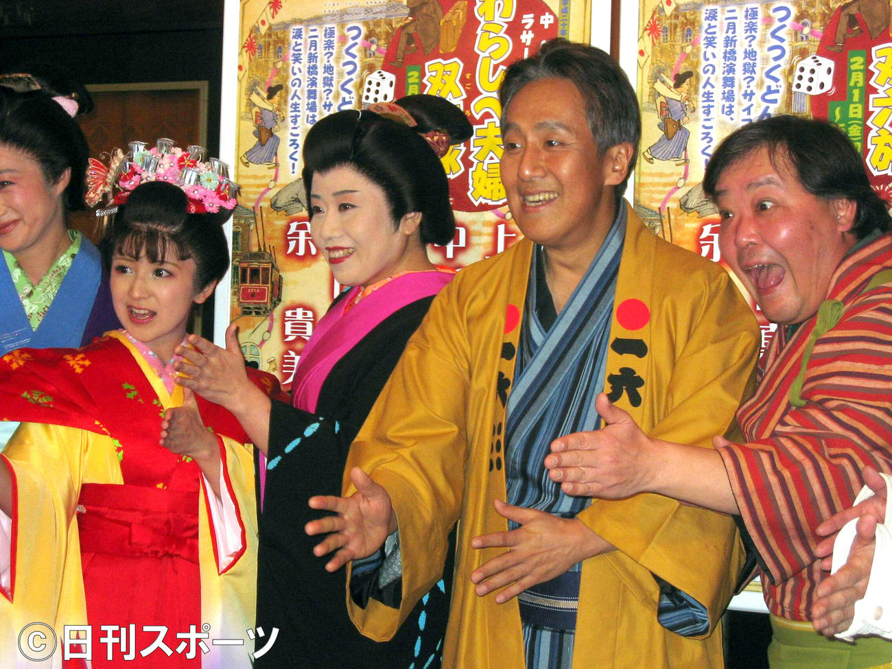 2008年1月、舞台「わらしべ夫婦双六旅」公開げいこに出席した上島竜兵さん（右）