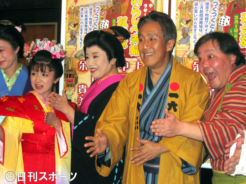2008年1月、舞台「わらしべ夫婦双六旅」公開げいこに出席した上島竜兵さん（右）