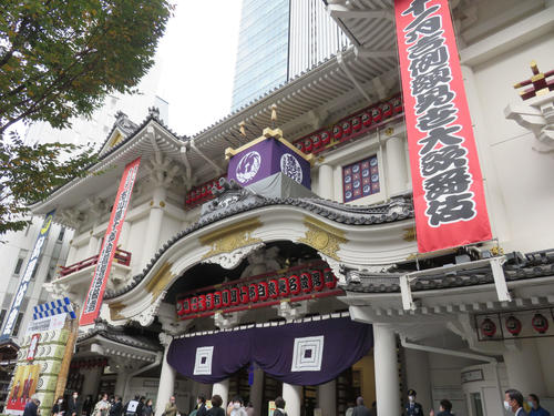 13代目市川團十郎白猿襲名披露の「十一月吉例顔見世大歌舞伎」の初日を迎えた東京・歌舞伎座