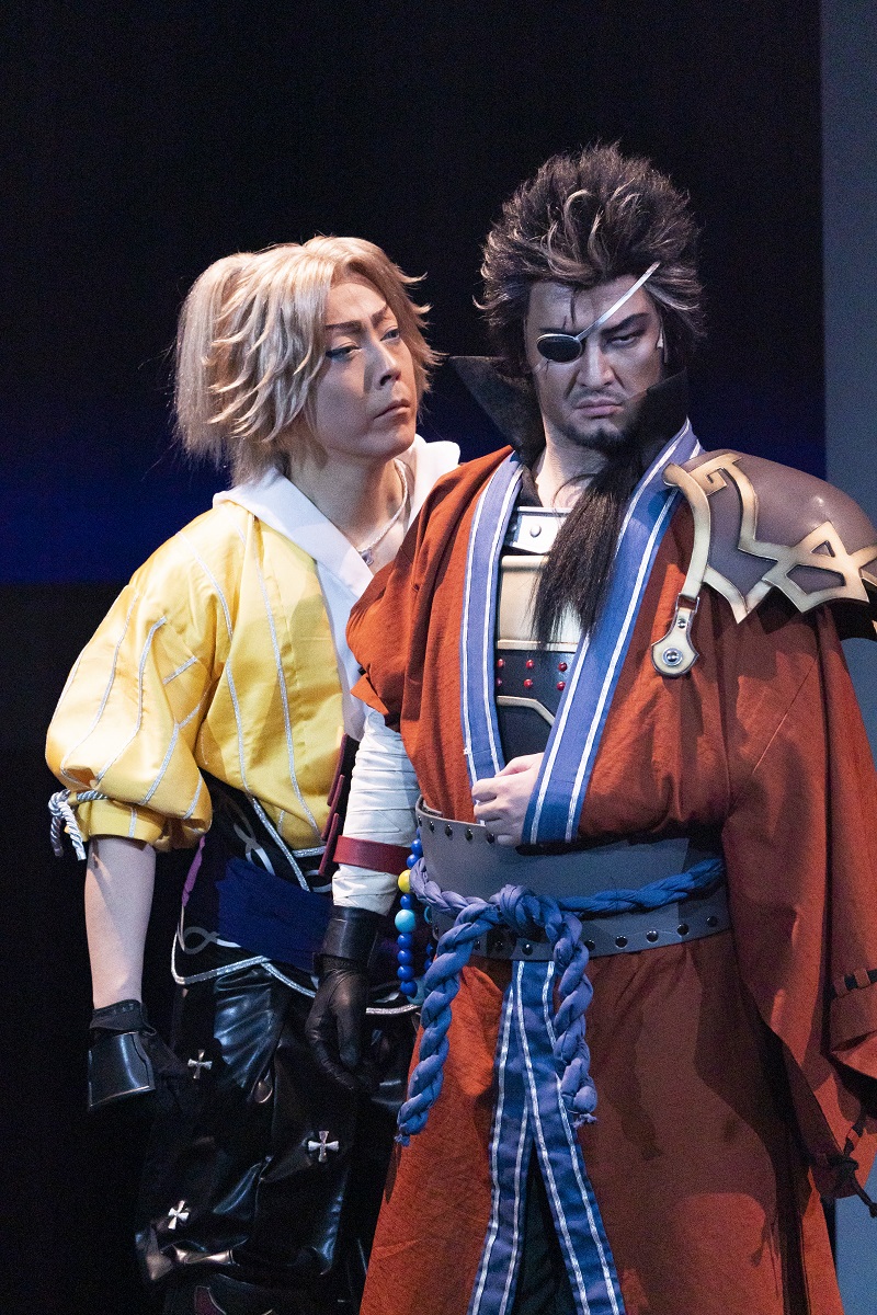 「ティーダ役の尾上菊之助（左）とアーロン役の中村獅童」撮影引地信彦氏（c）SQUARE ENIX／「新作歌舞伎ファイナルファンタジー10」製作委員会