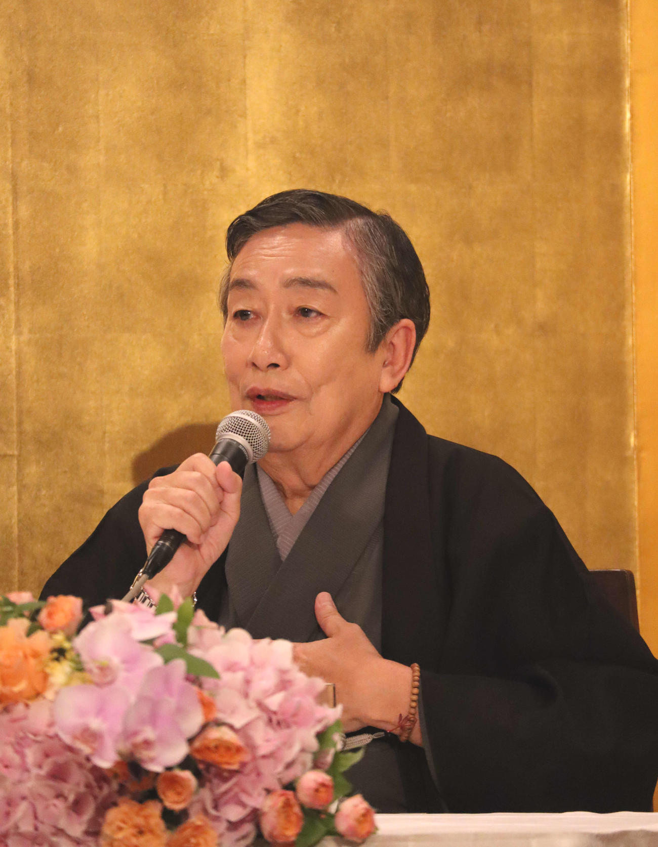 19日、人間国宝認定の答申を受け会見を行った中村歌六