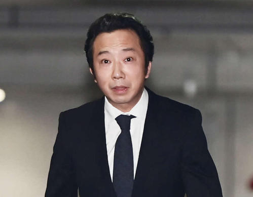 7月31日、報道陣に向かって深々と頭を下げたあと前を見据える市川猿之助被告